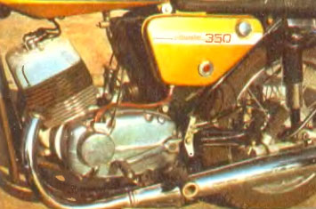 Масляный бак и насос, размещенный в левой крышке картера двигателя, — характерные признаки ЯВЫ «Ойлмастер» (внизу слева).
