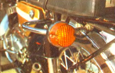 Новые фонари указателей поворота на мотоцикле Ява не только красивы, но и хорошо видны даже при солнечном свете (внизу справа).