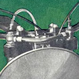 Пневмогидравлическая передняя вилка заряжается сжатым газом через вентиль (справа). Одинаковое давление в ее перьях поддерживается благодаря соединительной трубке. Сжатый газ обеспечивает более выгодные характеристики подвески, чем пружины.